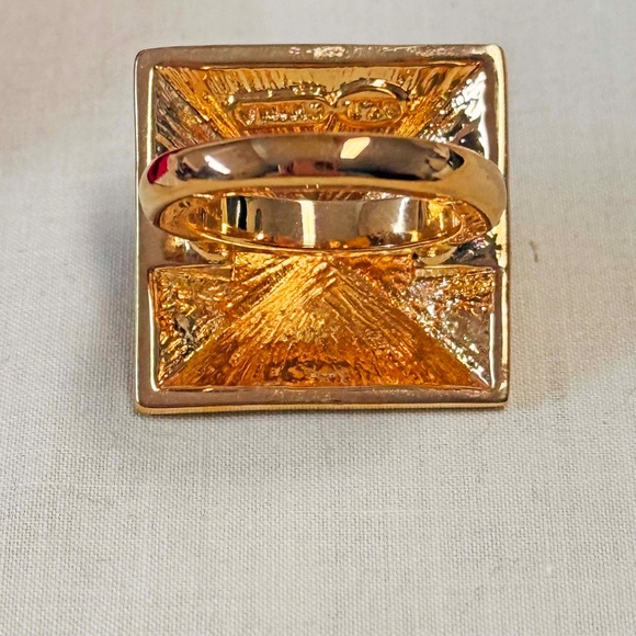 RING, KENNETH JAY LANE, GOLD TONE TRIANGLE, SIZE 8, SQUARE 1 INCH EA. SIDE, - Picture 4 of 10